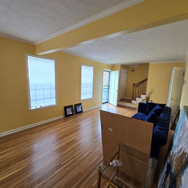 Building Photo - 1625 Westlawn Dr