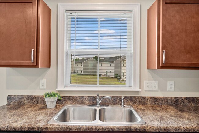 Building Photo - ?Beautifully F?resh Painted Carpetless 4-B...