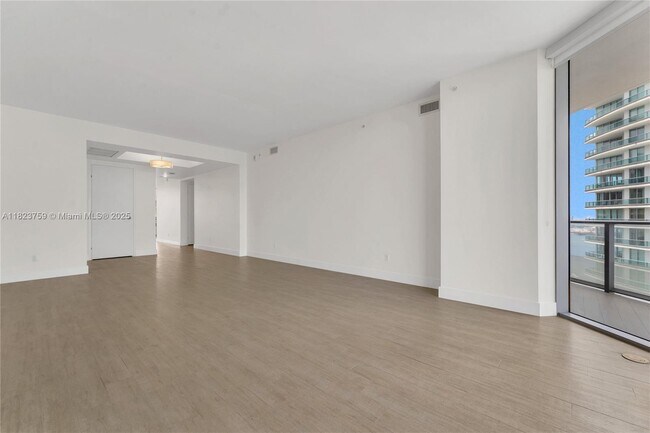 Building Photo - 1300 Brickell Bay Dr