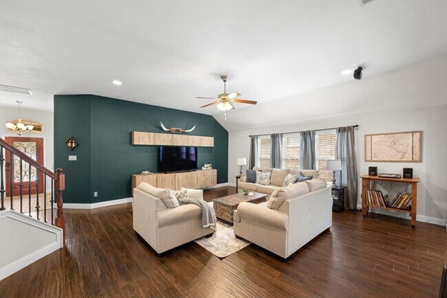 Building Photo - Beautifully Designed Home offering Modern Comfort Ready for Lease!