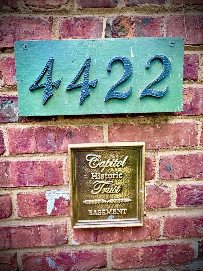 Building Photo - Spacious 6 bedroom 3.5 bath Tudor Townhouse w/Deck close to Georgetown University & Hospital