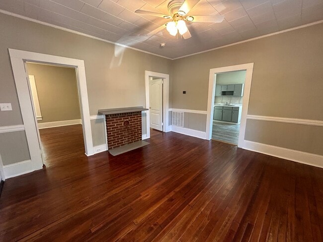 Building Photo - Adorable Home Near Downtown Mooresville!