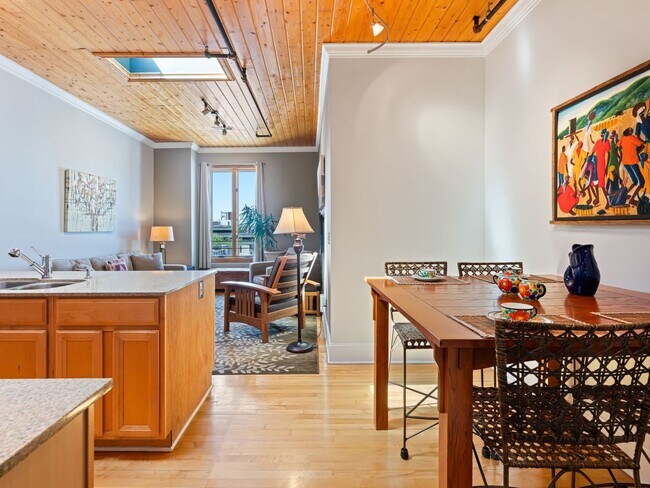 Building Photo - Fabulous Downtown Asheville Apartment