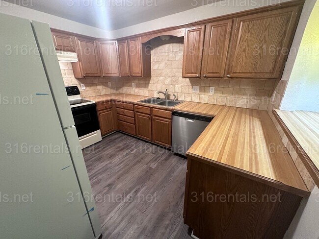 Building Photo - $1600 - 4 bed 2 bath - Single Family Home with a large fenced in backyard!