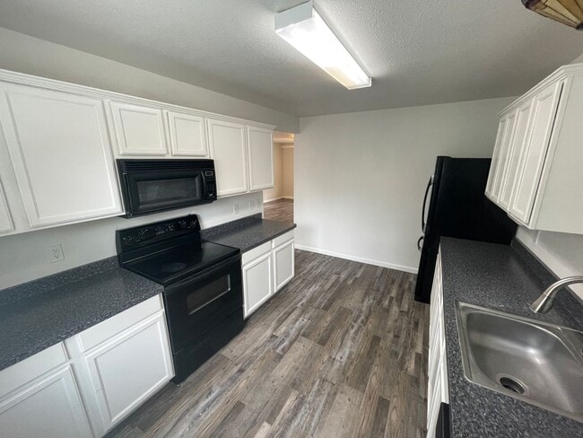 Building Photo - Updated 3 Bed 2 Bath Townhome Located at H...