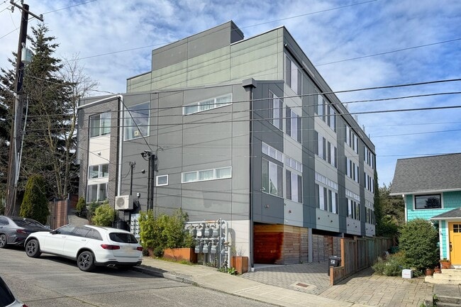 Building Photo - 3Bd/1.5Ba Seattle Townhouse
