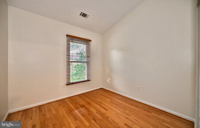 Building Photo - 1561 Templeton Pl