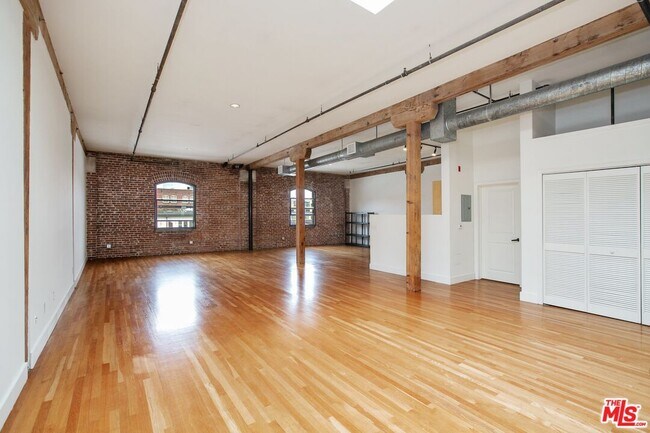 Building Photo - 215 S Santa Fe Ave