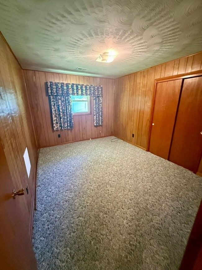 Building Photo - 3 Bedroom 1 Full Bath 2 Half bath Brick house for Rent