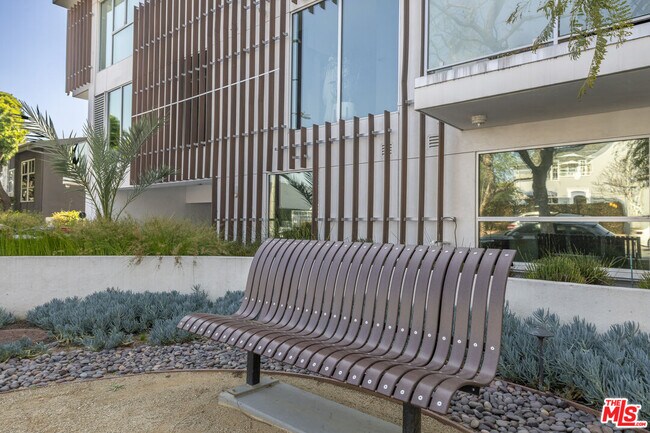 Building Photo - 1345 Havenhurst Dr