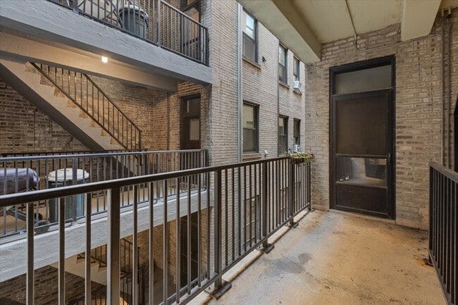 Building Photo - 630 W Waveland Ave