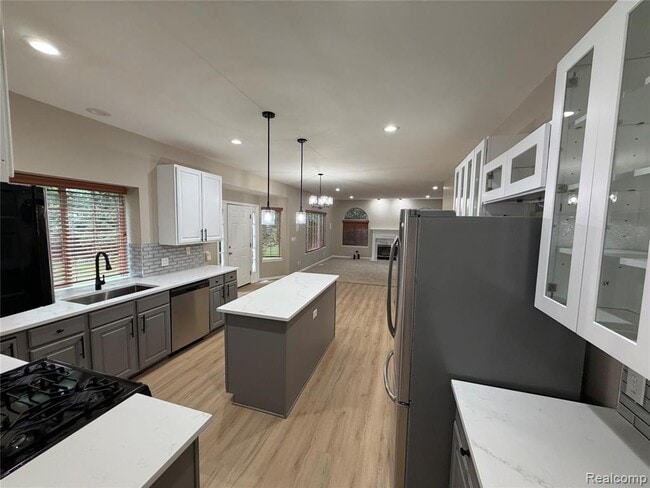 Building Photo - 27424 Rosewood Ct