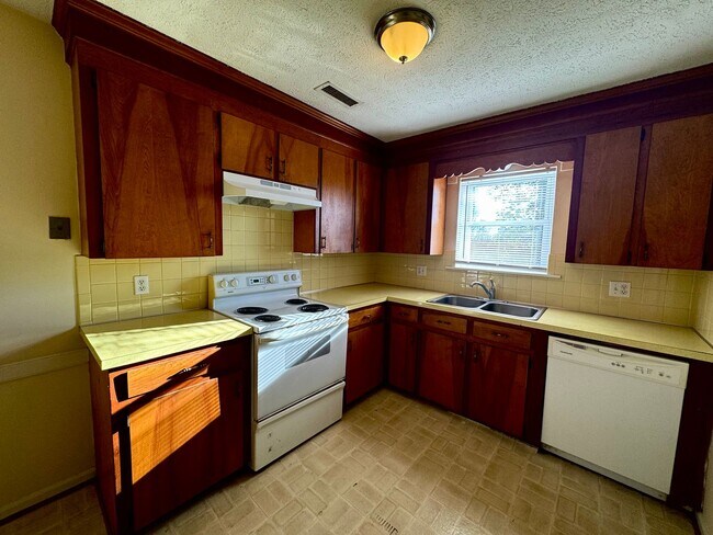 Building Photo - 2600 Anthony Pl