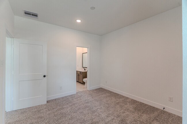 Building Photo - 112 Red Cascade Trl