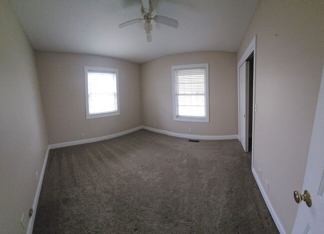 Building Photo - Welcome to this stunning 4 bedroom, 3 bath...