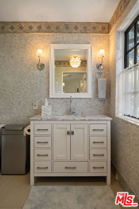 Building Photo - 1323 Club View Dr