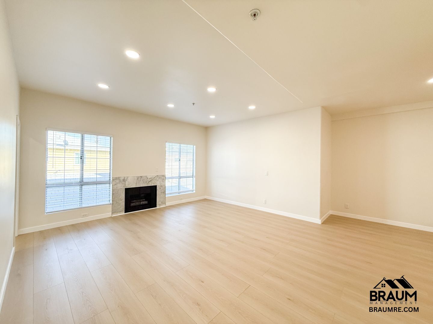 Building Photo - 11035 Moorpark St