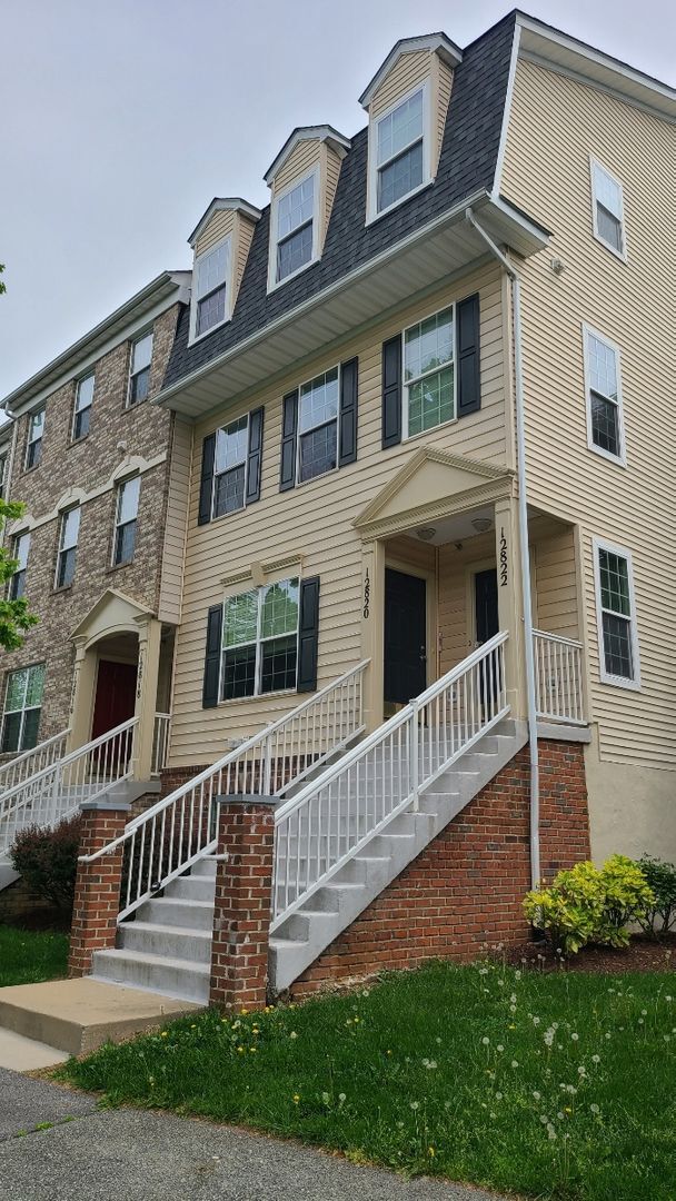 Building Photo - Spacious & Sunny 2Bed/2Bath End Unit in The Village at Town Center