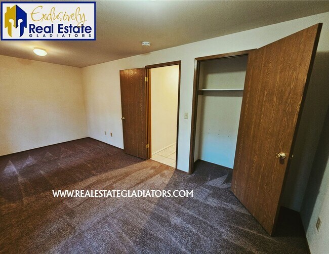 Building Photo - 4 Bed 2.5 Pet Friendly Home in Wilderness Rim