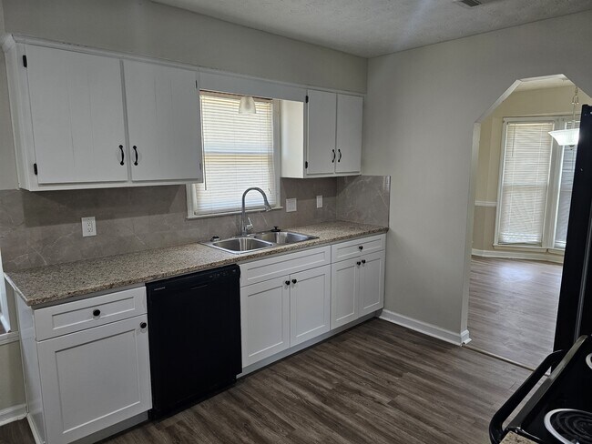 Building Photo - 5727 Lexington Dr