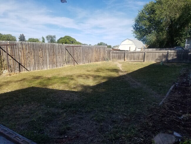 Building Photo - Available August 1st! 3 bed 1 bath, fully ...