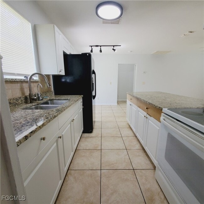 Building Photo - 2433 Lola Ave S