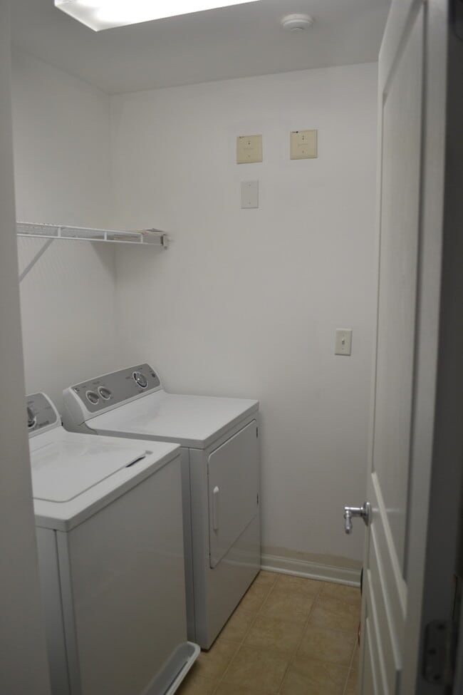 Building Photo - 406 Valentine Way