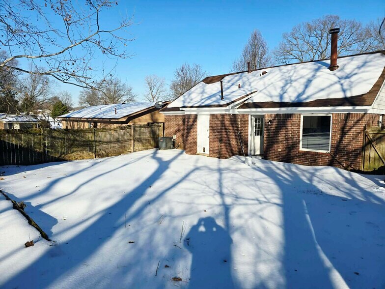 Building Photo - 7259 Northbrook Dr