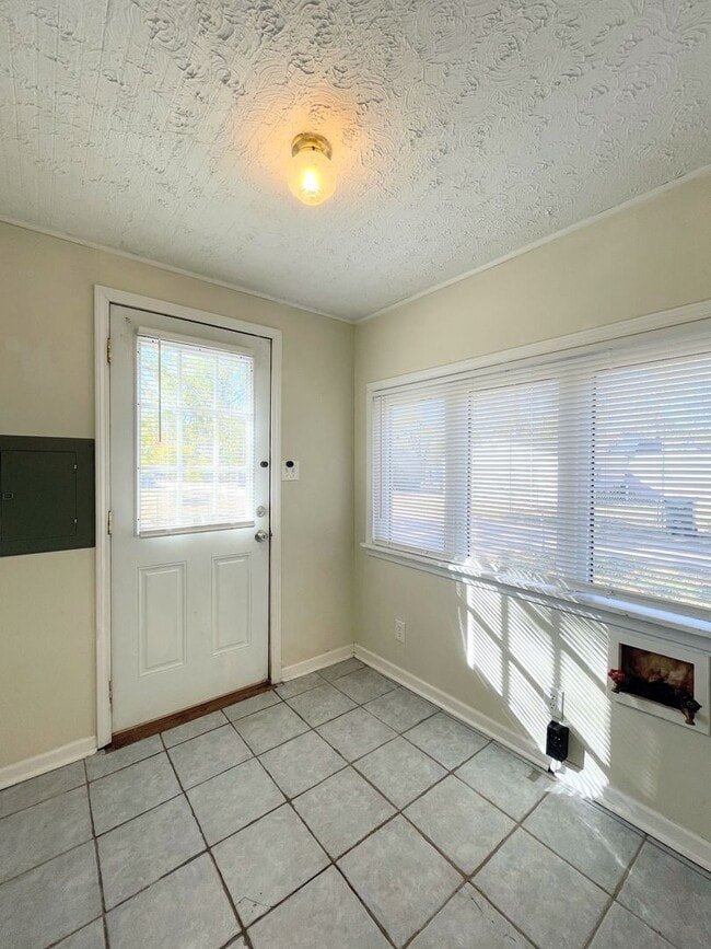 Building Photo - Clean 2 Bedroom 1 Bath House