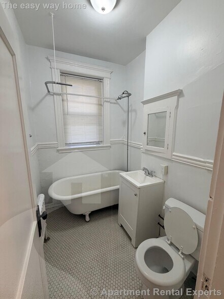 Building Photo - 72 Kirkland St