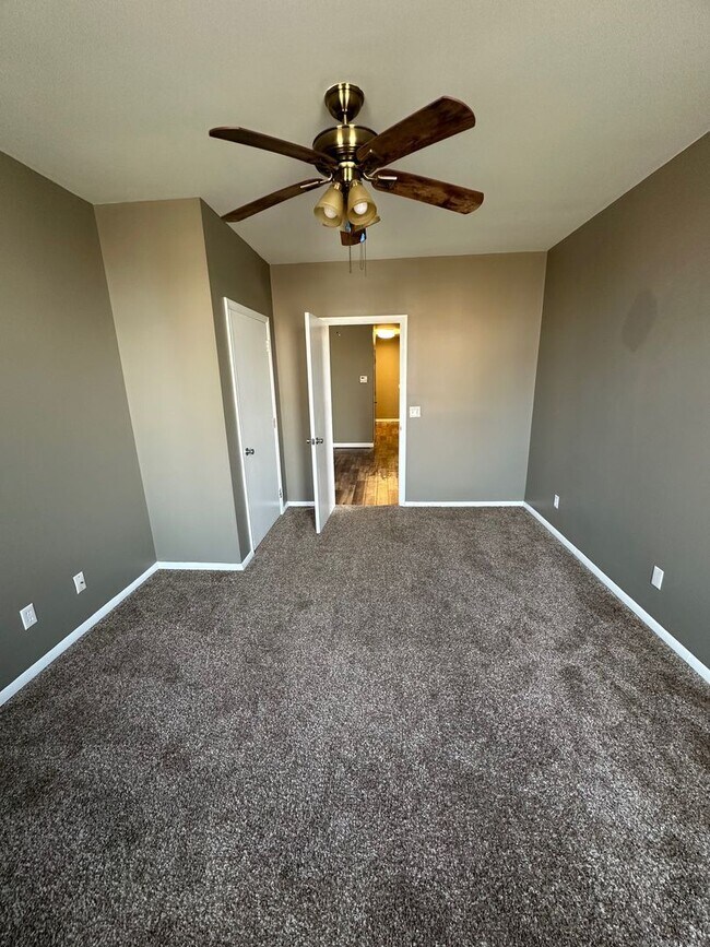 Building Photo - 820 York St