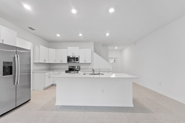Building Photo - Absolutely stunning 3 BR /2.5 Bath / 2 Car Garage + LOFT townhome in ultra-modern and green-focus...
