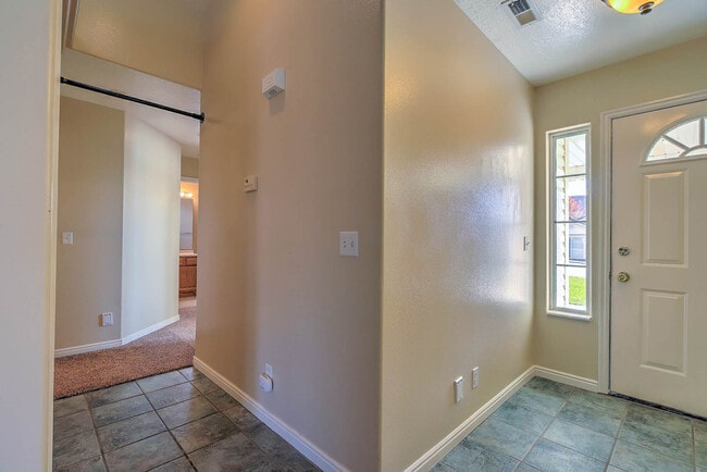 Building Photo - Beautiful Home in Green Valley