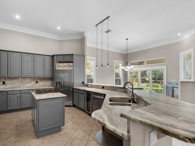 Building Photo - Gorgeous 3B/2.5B Home in Emerald Lakes Gat...