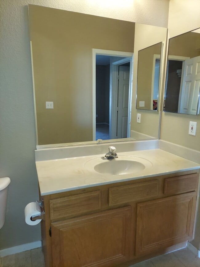 Building Photo - Condo in  Gated Community!!!!