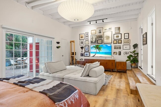 Building Photo - Ventura | Pierpont | 4 Bedroom + 3 Bathroom