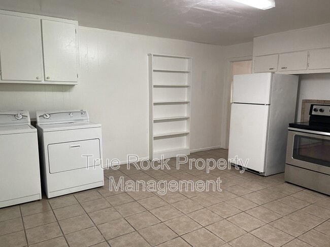 Building Photo - 403 W 13th