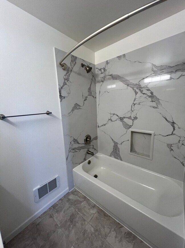 Building Photo - Newly Renovated 1-Bedroom Apartment in the Heart of Everett