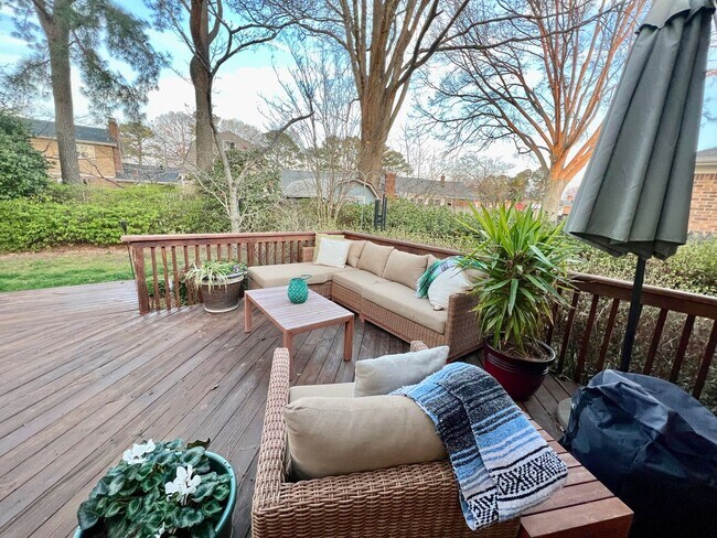 Building Photo - 3BD/ 2BA Brick Ranch in Lakeview Smith Terrace! Gorgeous Private Back Yard! Available NOW!
