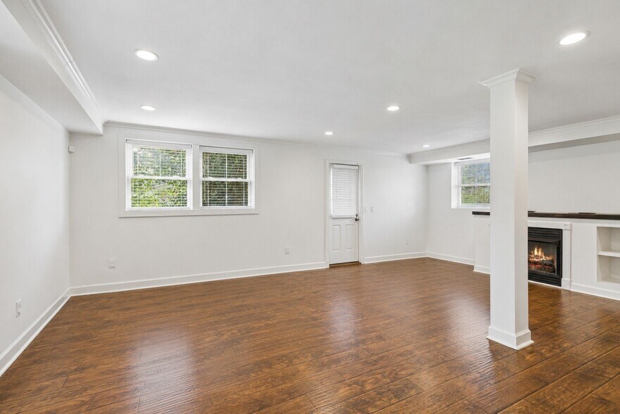 Building Photo - 517 Adamwood Dr