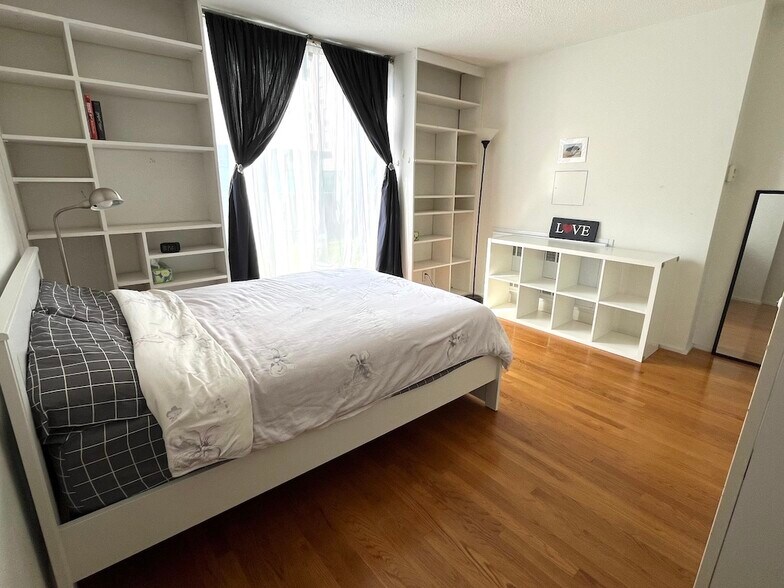Bedroom 1 w/ build-in bookshelves - 33 Pond Ave