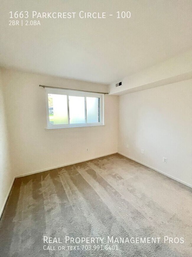 Building Photo - 1663 Parkcrest Cir