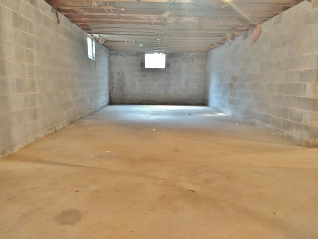 Building Photo - 2 Bed / 1-1/2 Bath Single Family Home