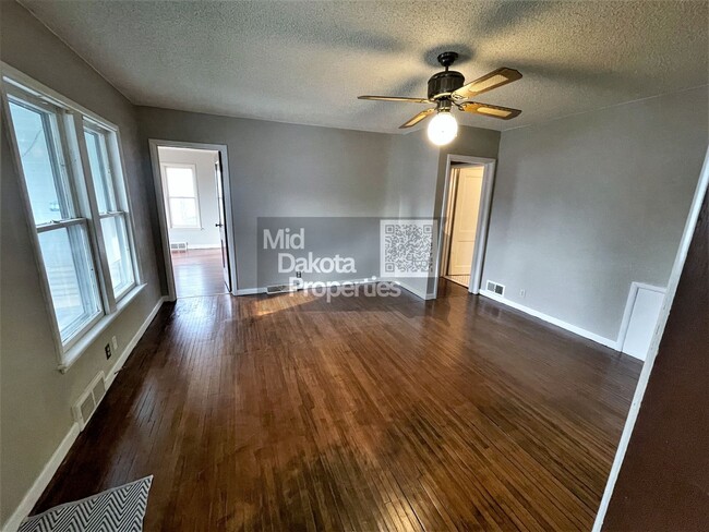Building Photo - 1000 W 3rd- 5 bedroom, 2 bathroom, Attache...
