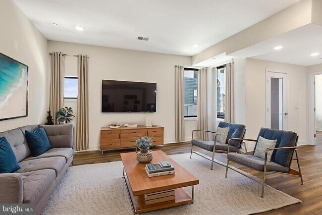 Building Photo - 2411 Kensington Ave