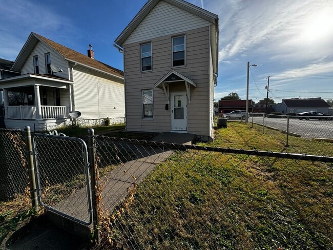 Building Photo - 2 bedroom house with garage!
