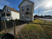 Building Photo - 2 bedroom house with garage!