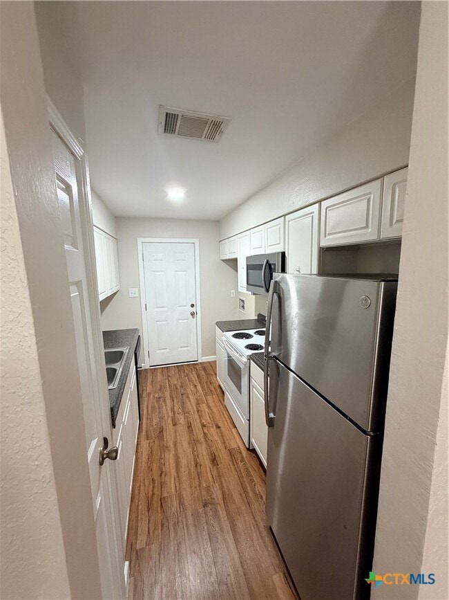 Building Photo - 208 Uhland Rd