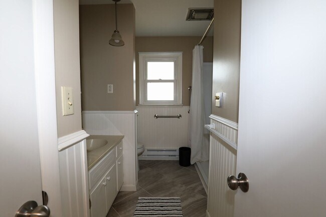 Building Photo - Charming 2-Bedroom Home with Spacious Yard & Sunroom – $1,600/Month