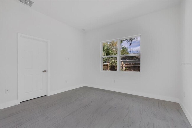 Building Photo - 1221 SW 5th St